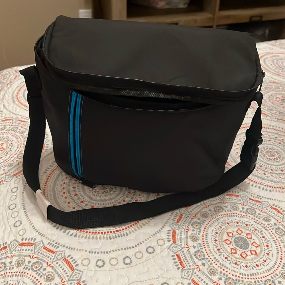 Handbag with cooler